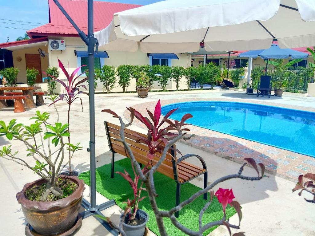 Private 2 bedroom villa with Swimming pool Tropical gardens Fast Wifi smart Tv photo 1