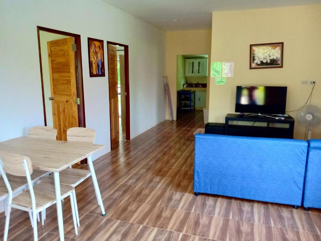 Private 2 bedroom villa with Swimming pool Tropical gardens Fast Wifi smart Tv photo 2