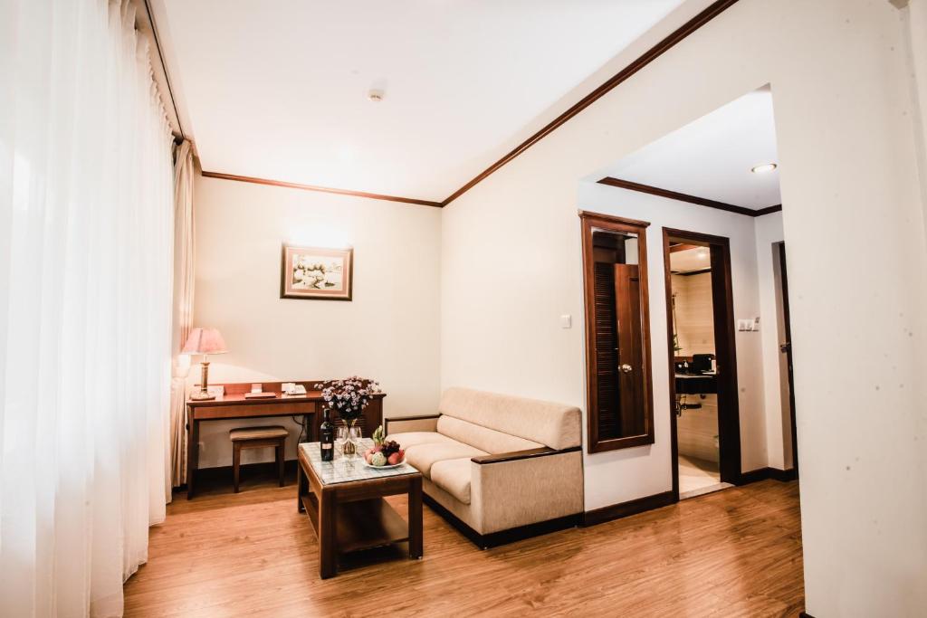 Сьюит (Люкс с видом на озеро), Sunny Hotel 2