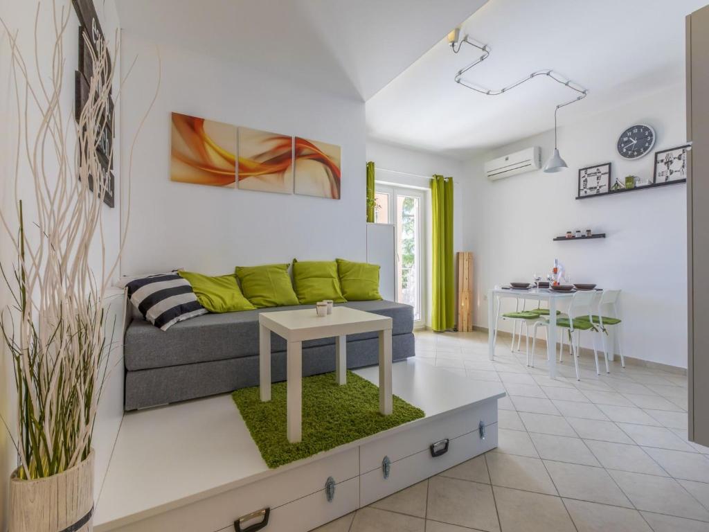 Apartment Color Green photo 3
