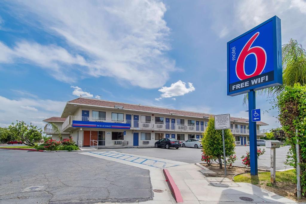 Motel 6 Bakersfield, CA - Airport image