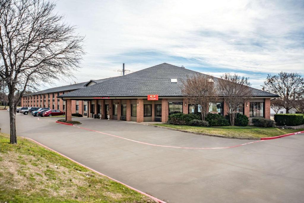 Econo Lodge Inn & Suites image