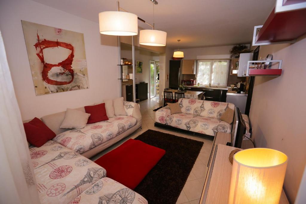 Pine-Tree Apt w/ Private Garden 50 m from the Sea photo 2