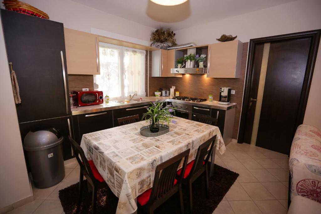 Pine-Tree Apt w/ Private Garden 50 m from the Sea photo 3