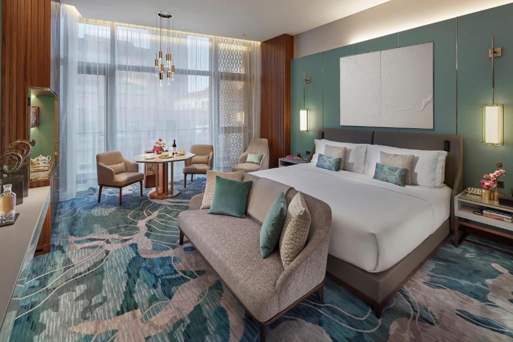 Трехместный (Улучшенный номер с кроватью размера «king-size»), Mandarin Oriental Wangfujing, Beijing