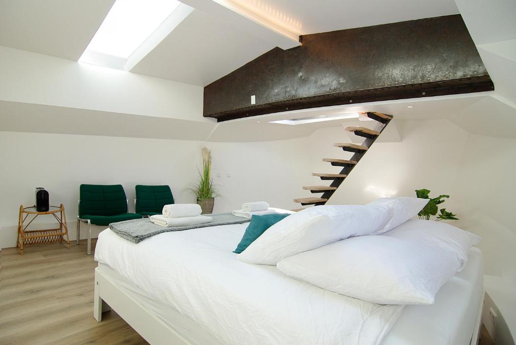 Eco HouseBoat Room Type - Deluxe King Room
