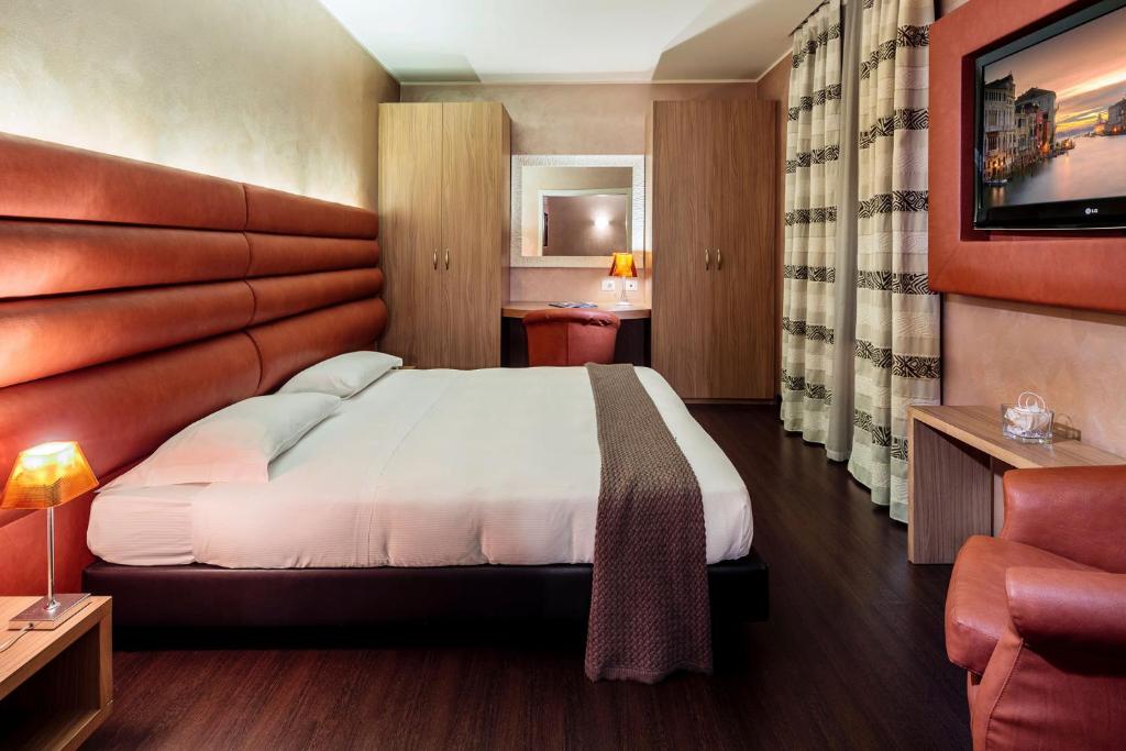Base Hotel Room Type - Junior Suite