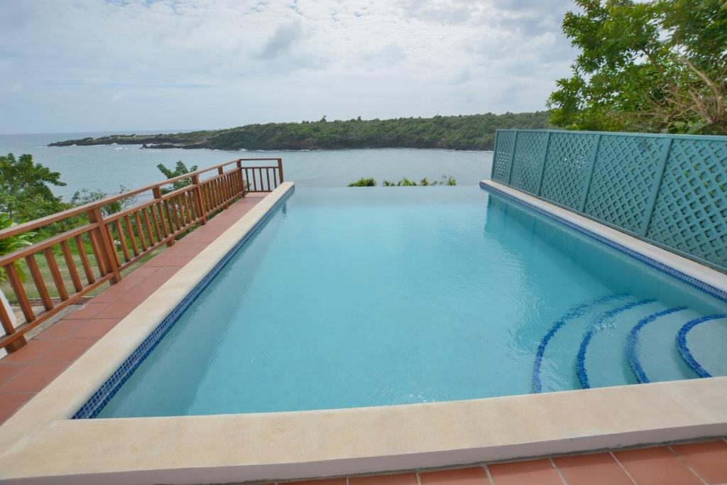 Two Bays Beach Villa, Apartment, and Studios photo 3