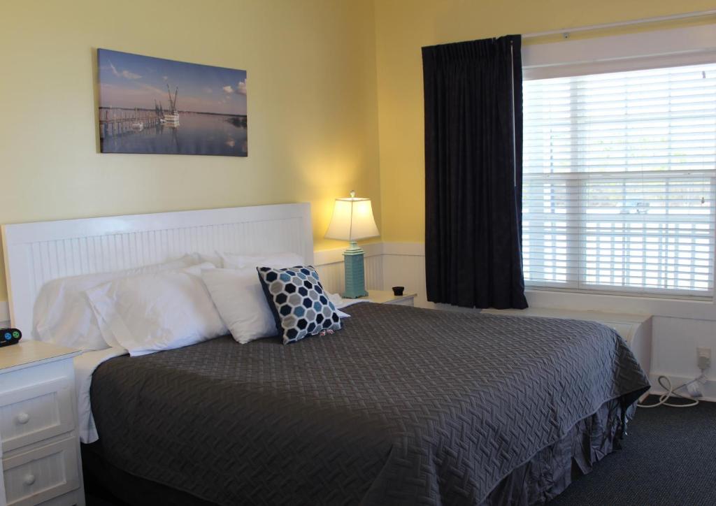 Topsail Shores Inn - Tap to explore photos