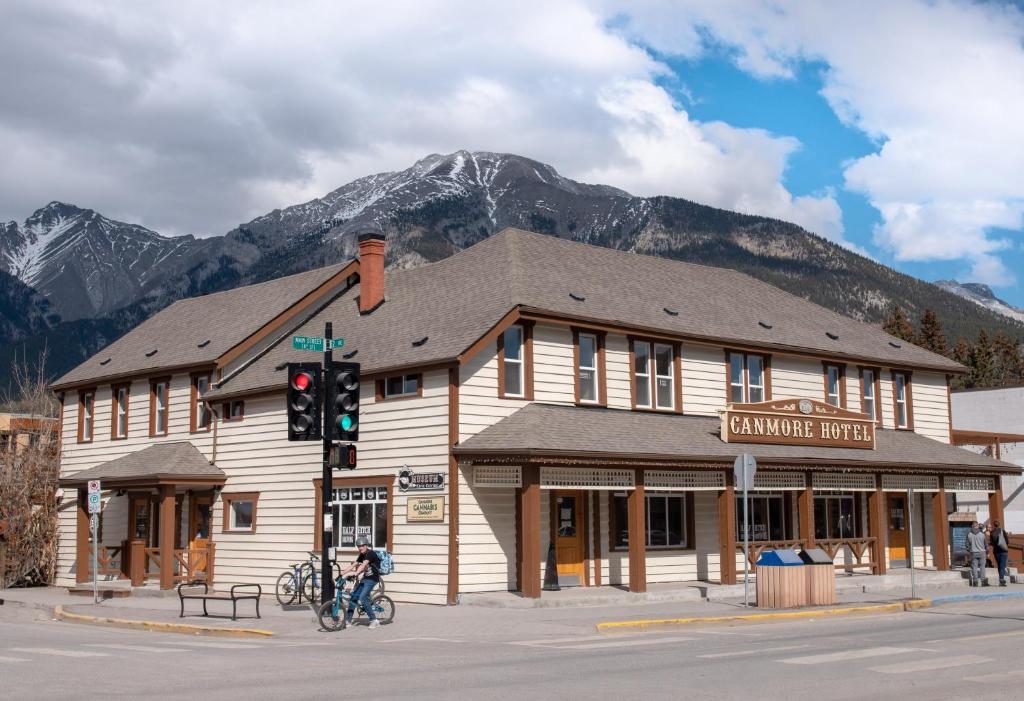 PARTY HOSTEL - The Canmore Hotel Hostel