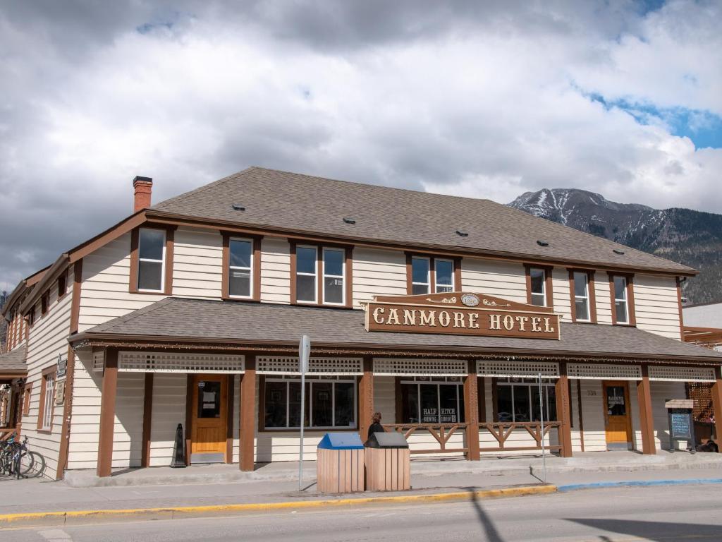 PARTY HOSTEL - The Canmore Hotel Hostel photo 4