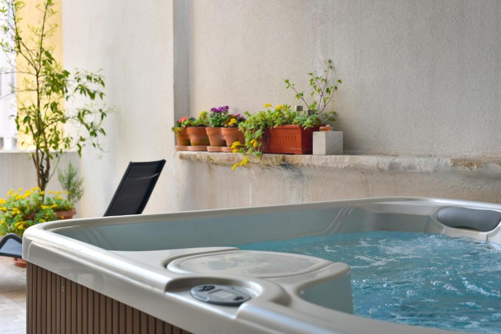 Old Town Jacuzzi Suite photo 3