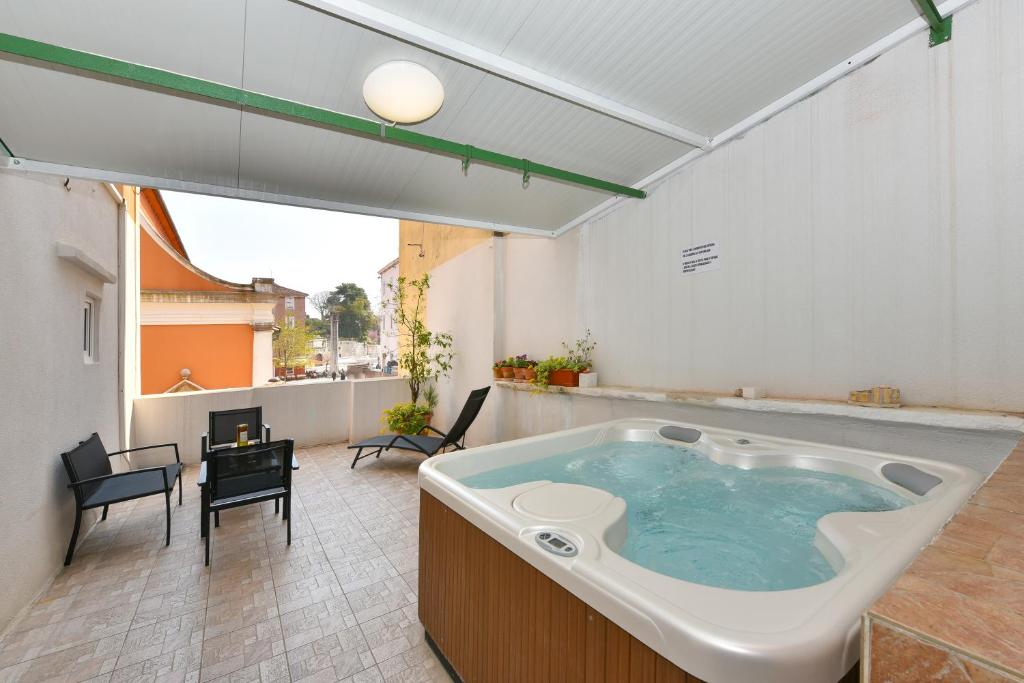 Old Town Jacuzzi Suite photo 1