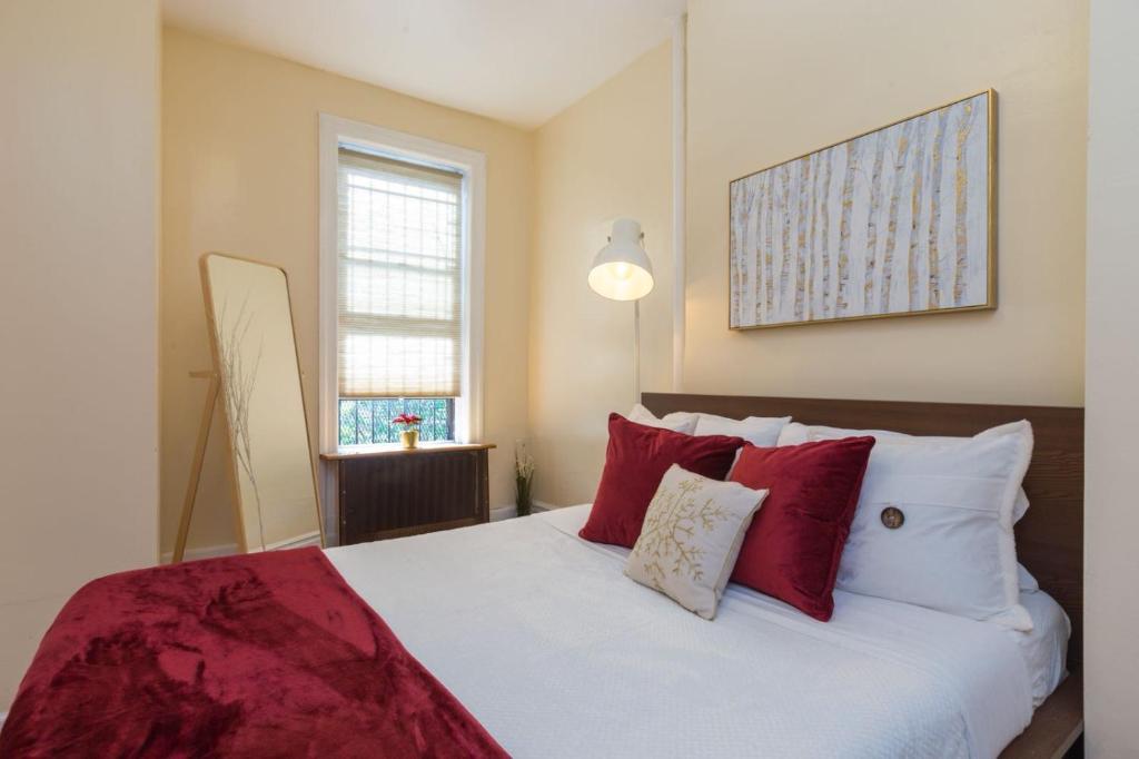Lavish 3 Bedroom Apt in Williamsburg!! image