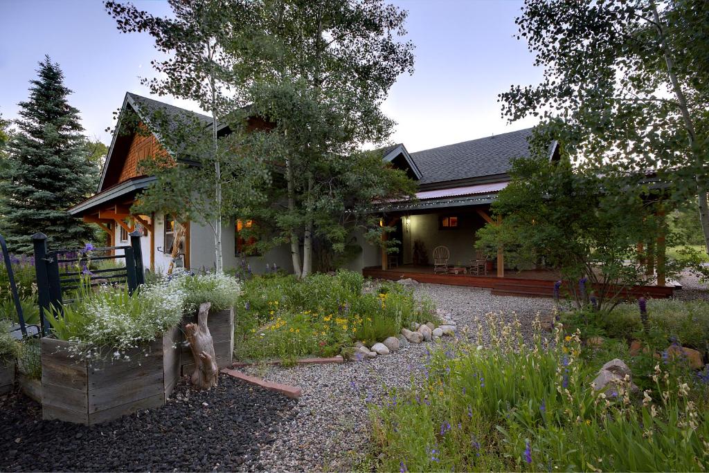 Mariposa Lodge Bed and Breakfast photo 2