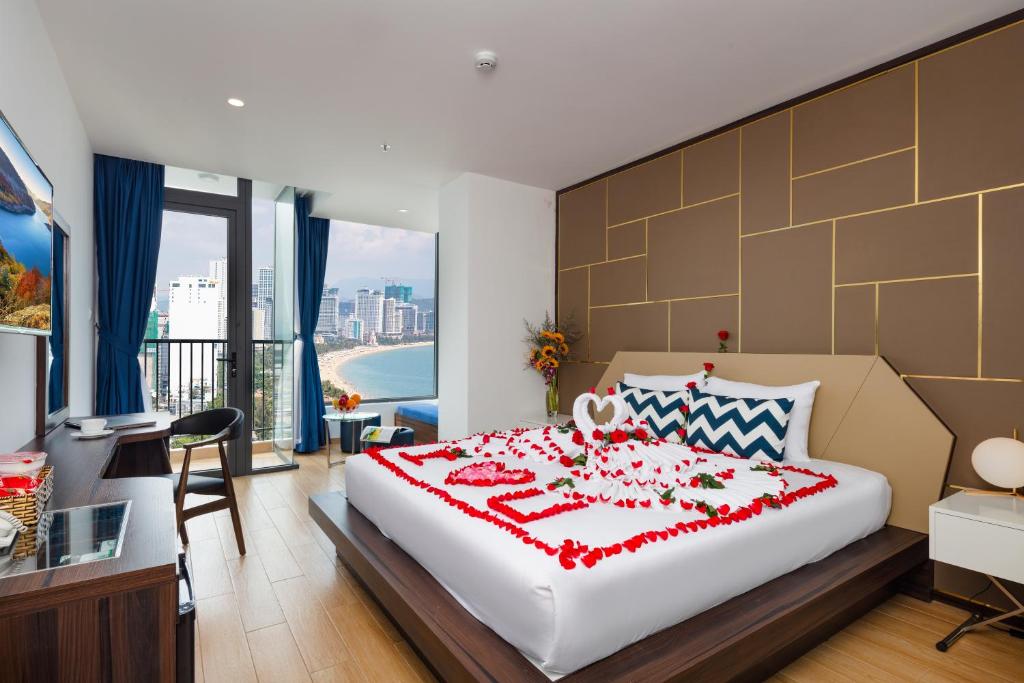 Двухместный (Номер Делюкс с кроватью размера «king-size»), Crown Hotel Nha Trang