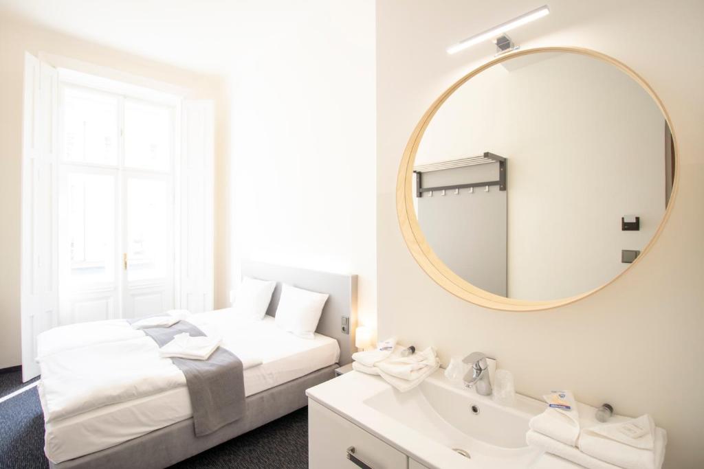 Двухместный (Двухместный номер Делюкс с 1 кроватью и балконом), Narodni Stay