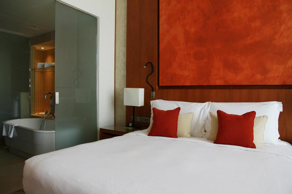 Сьюит (Люкс «Премиум» с видом на пристань для яхт), Отель Yas Island Rotana Abu Dhabi