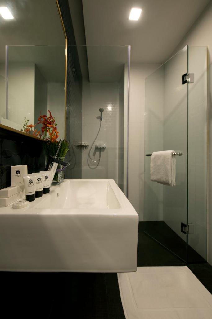 Двухместный (Улучшенный двухместный номер с 1 кроватью), Venue Hotel