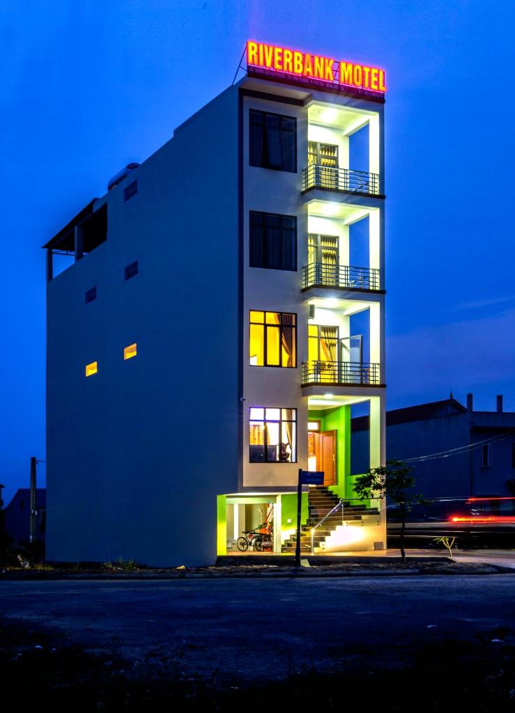 RIVERBANK MOTEL