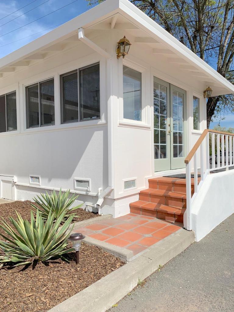 Carlin's Cottage Court photo 1