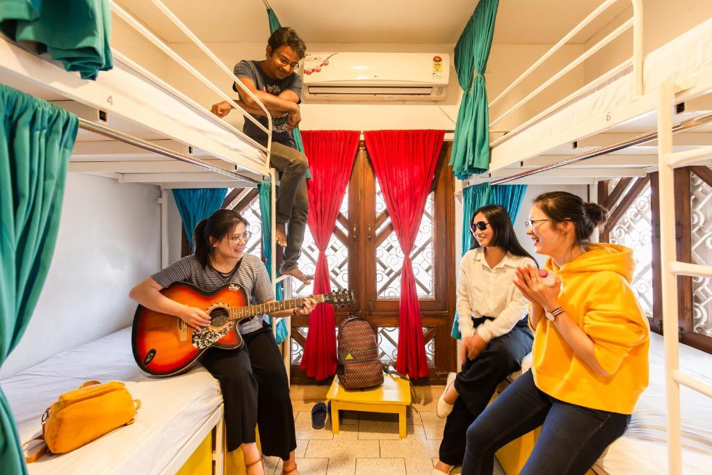 Номер (Кровать в общем 8-местном номере для мужчин и женщин), goStops Varanasi (Stops Hostel Varanasi)