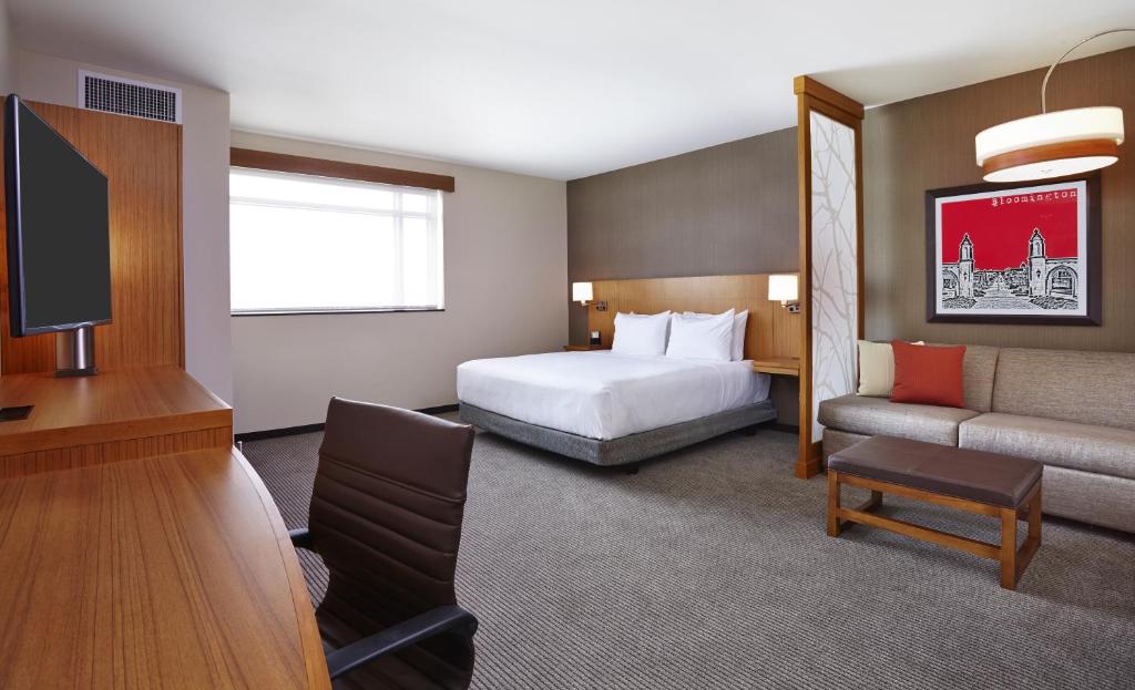 Hyatt Place Bloomington Room Type - King Room with Sofa Bed