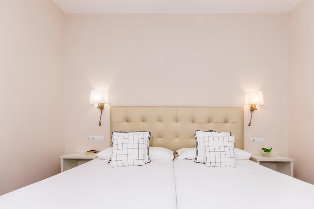 Hotel Madrid - Tap to explore photos