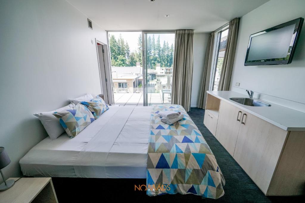 Nomads Queenstown Room Type - King Room with Balcony