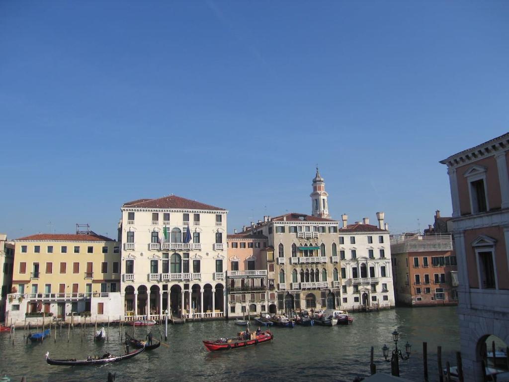 LOFT OVERLOOKING THE GRAND CANAL