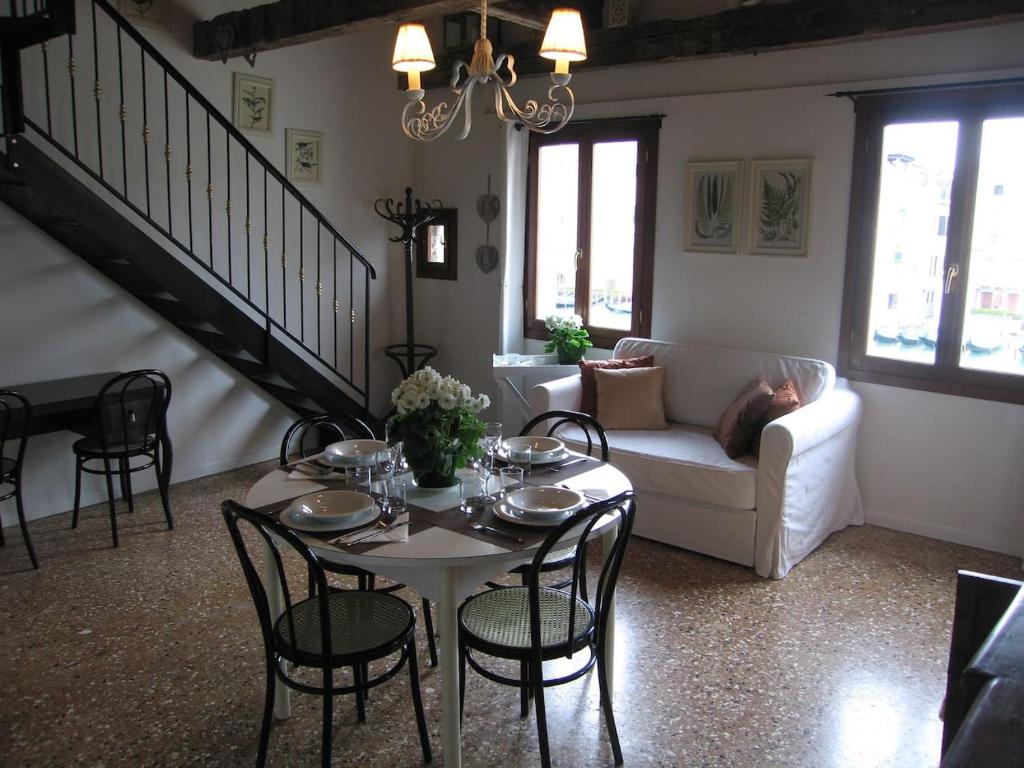 LOFT OVERLOOKING THE GRAND CANAL photo 2