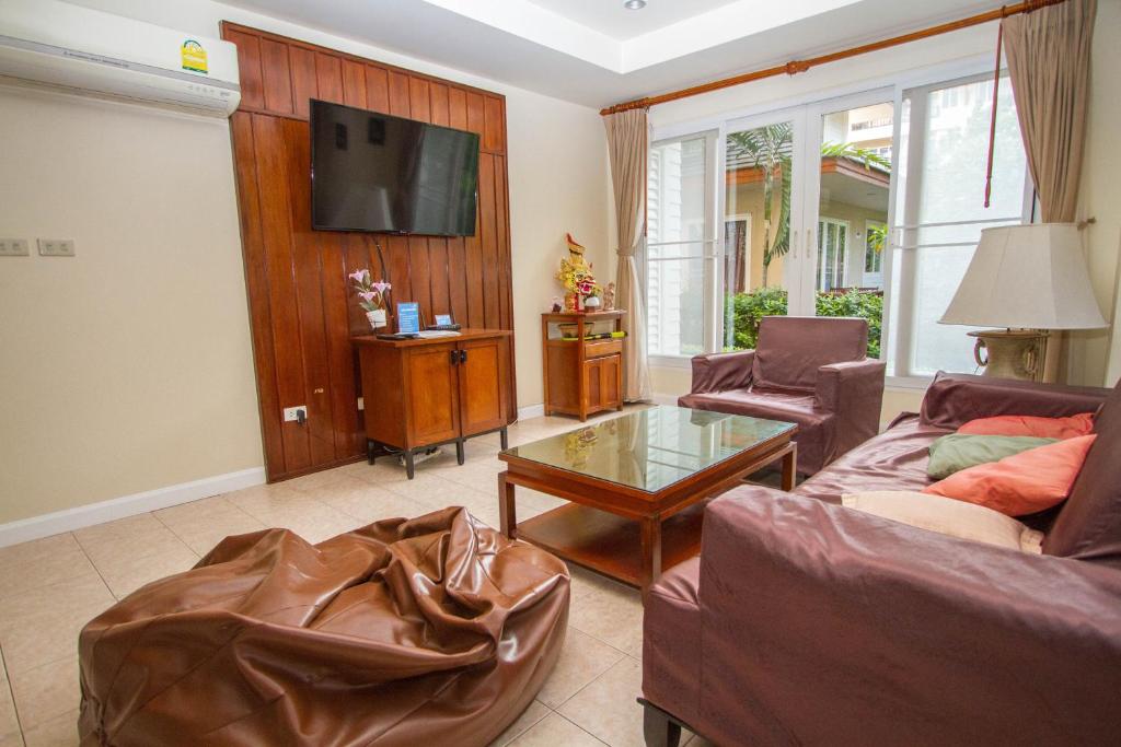 Baan Talay Samran 4 Bedrooms Villa with Beach and 3 pools - Tap to explore photos