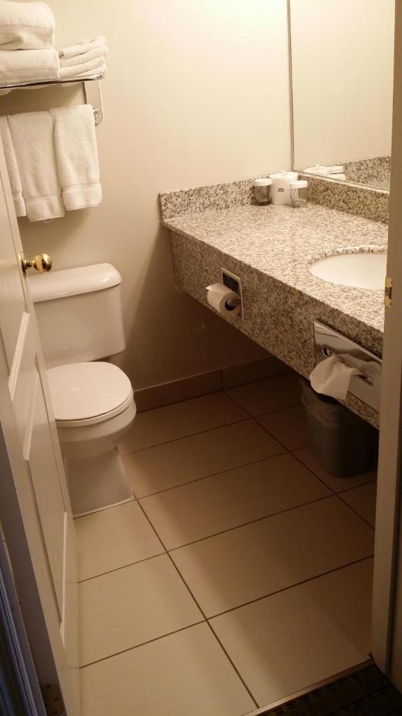 Ramada by Wyndham Red Deer Hotel and Suites Room Type - Queen Room - Mobility Access/Non-Smoking