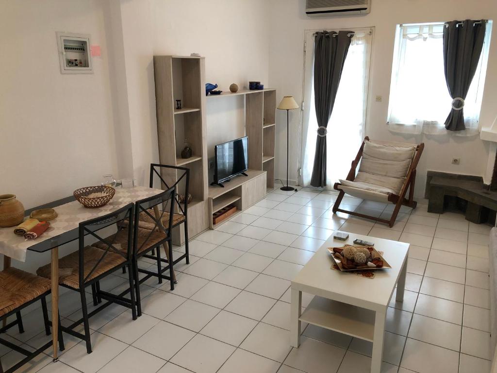 Seafront Maisonette in Fourka photo 2
