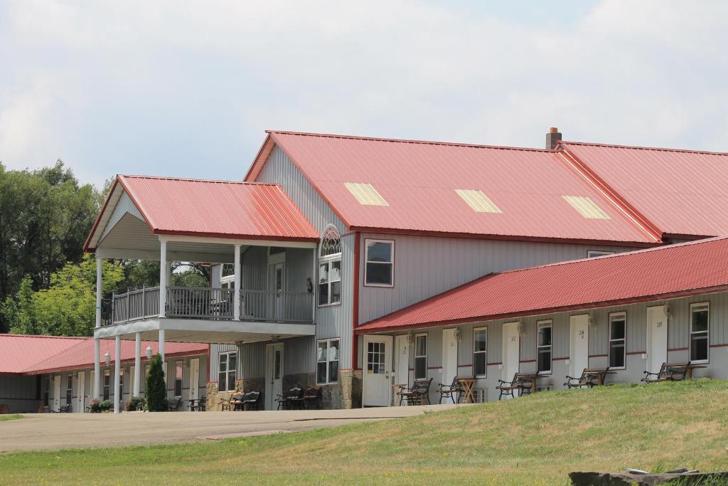 Golden Knight Inn and Suites image