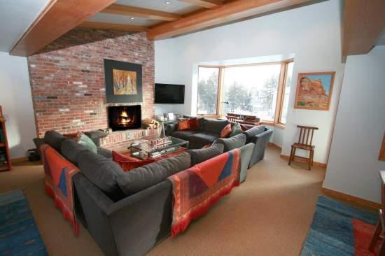 Condo with Vaulted Ceiling & Spectacular Mountain Views photo 2
