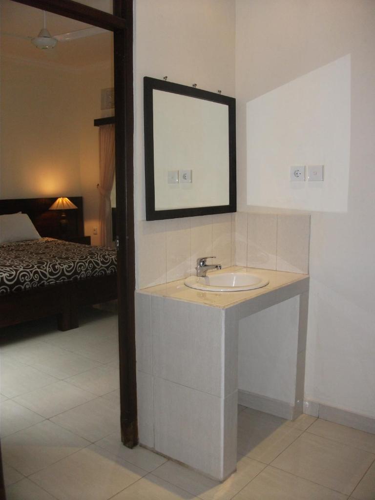 Двухместный (Улучшенный двухместный номер с 1 кроватью или 2 отдельными кроватями и вентилятором), Gerhana Sari 2 Bungalows