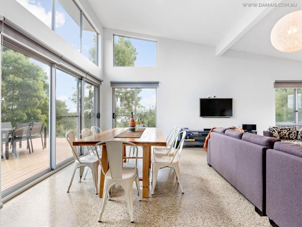 Damais - 4 king or 8 single beds WiFi, Netflix, Alexa, pet friendly photo 4