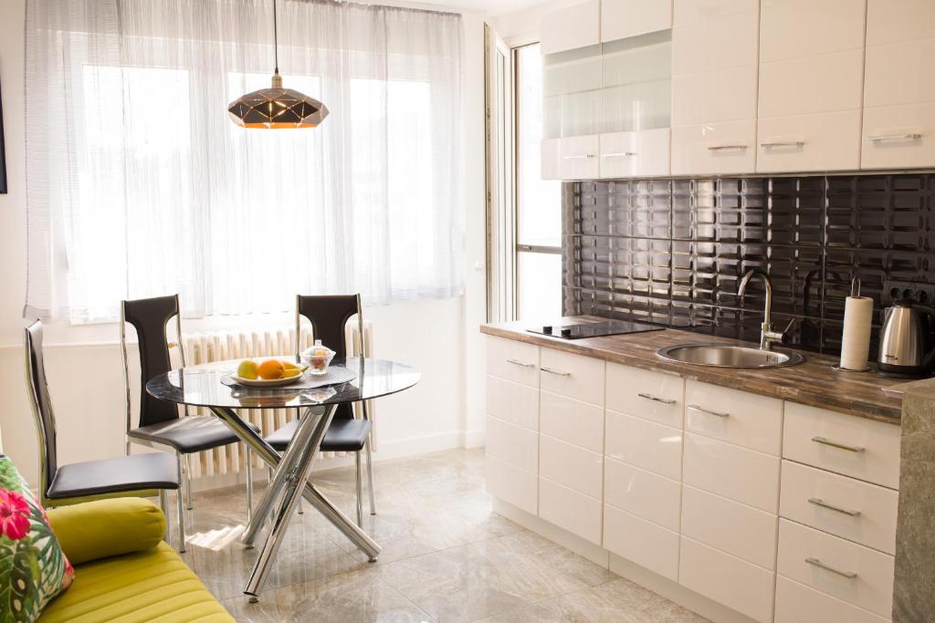 Golden Mirror Apartment photo 3