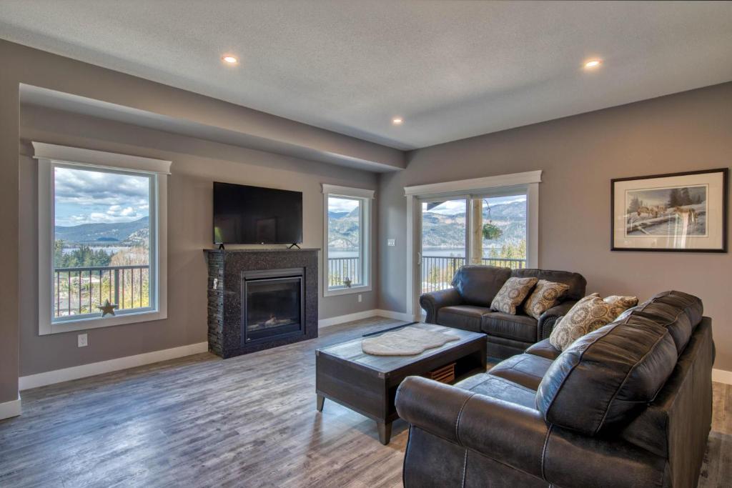 Semi-Lakefront Luxury Retreat In Blind Bay, Bc Cottage photo 2
