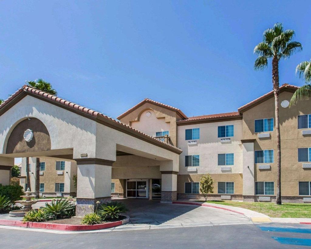 Comfort Suites Bakersfield photo 1
