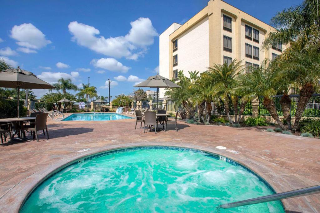 Comfort Inn Anaheim Resort image