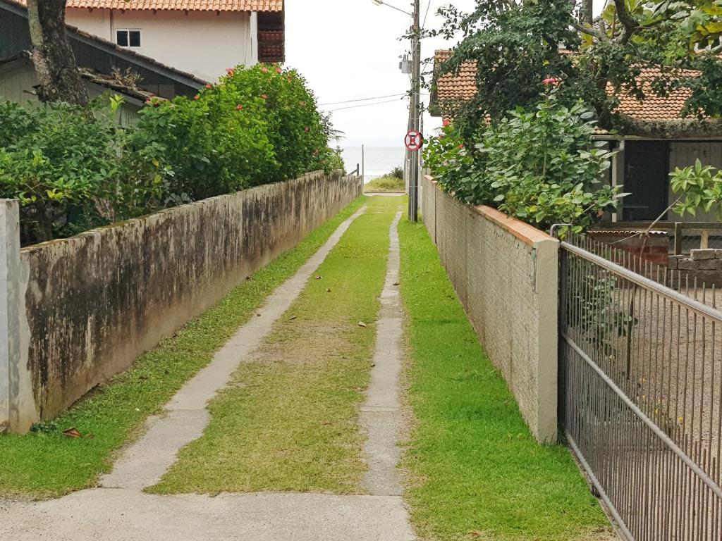 Casa 3 quartos Bombinhas lado Mar ou AP de 2 quartos
