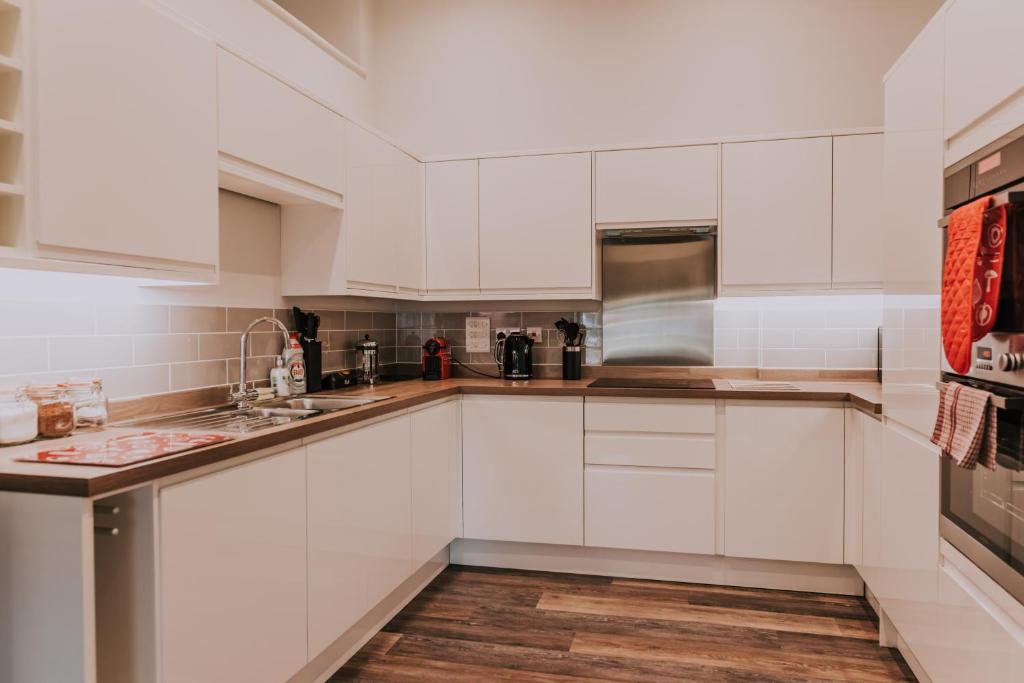 Cavendish House with Secure, Allocated Parking, 2 mins walk from Windsor Castle - Tap to explore photos
