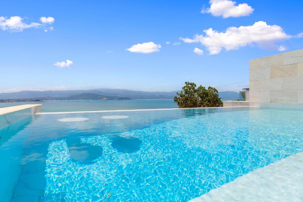 BEACHSIDE VILLA plus APARTMENT - AVA - at SUNSET COVE LUXURY VILLAS, 5 BED 5 BATH, Amazing SEA and MOUNTAIN VIEWS, only 100m walk to Swimming Beach photo 3