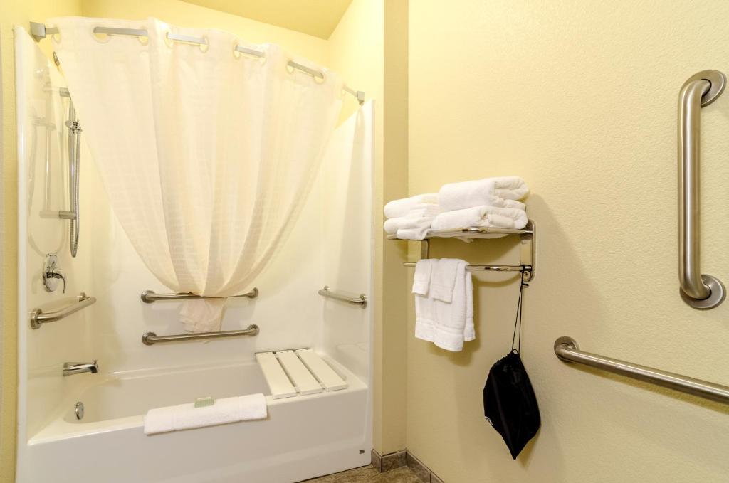 Cobblestone Hotel & Suites - McCook - Tap to explore photos