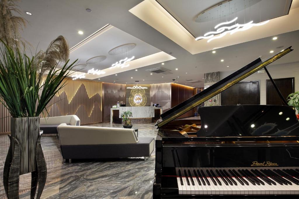 Wing Hotel Guilin - Central Square photo 1
