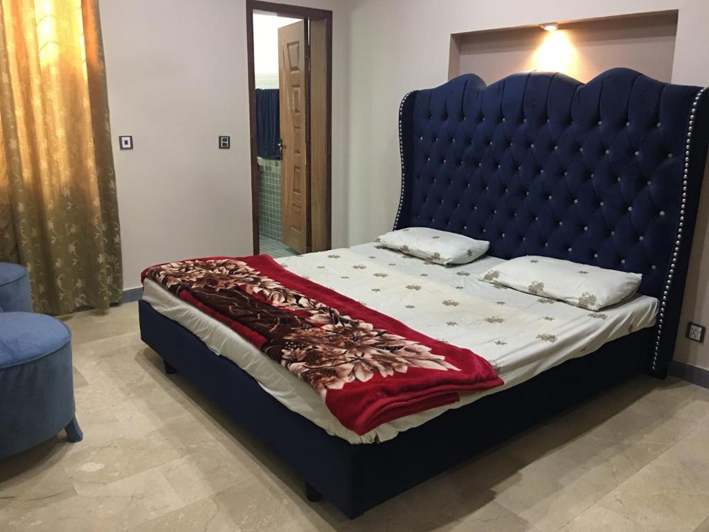Spacious Apartment in Johar Town photo 1