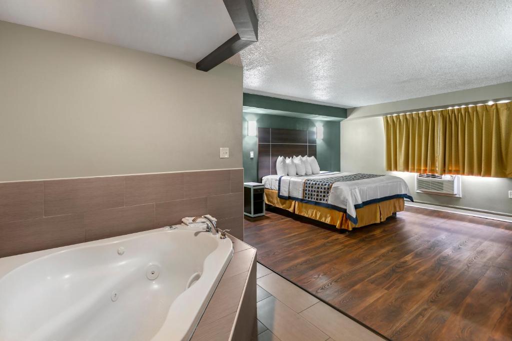 Rodeway Inn Bristol near Sesame Place Room Type - King Suite with Spa Bath - Smoking