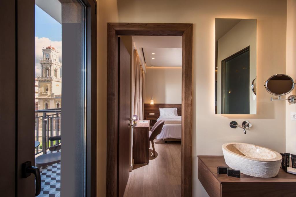 Семейный (Улучшенные смежные номера с балконом и видом на город), Metropole Urban Hotel